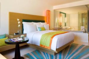 迈考海滩普吉万丽度假酒店的一间带大床的卧室和一间浴室