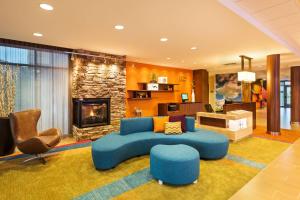 约翰逊城约翰逊城万豪费尔菲尔德套房酒店 的客厅设有蓝色的沙发和壁炉