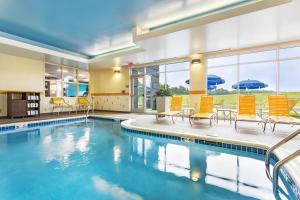 约翰逊城约翰逊城万豪费尔菲尔德套房酒店 的一个带橙色椅子和桌子的游泳池