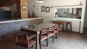 塔菲德尔瓦勒Casa en Tafí del Valle的一间设有玻璃桌和椅子的用餐室