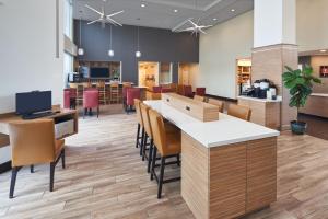 肯代尔TownePlace Suites Miami Kendall West的大堂设有带桌椅的自助餐厅