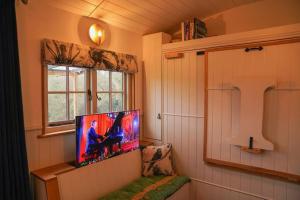 布里斯托Shepherds Hut in countryside near Bath and Bristol的窗户角落里的电视