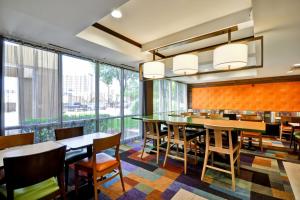 达拉斯达拉斯医疗/市场中心费尔菲尔德客栈的用餐室配有桌椅和大窗户