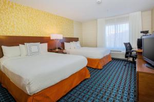 拉斯维加斯Fairfield by Marriott Inn & Suites Las Vegas Stadium Area的酒店客房设有两张床和一台平面电视。
