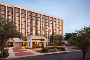 杰克逊维尔Marriott Jacksonville的前面有三面美国国旗的酒店