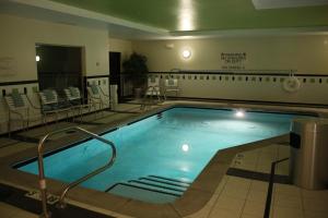 摩根敦Fairfield Inn by Marriott Morgantown的在酒店房间的一个大型游泳池