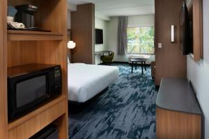 ArlingtonFairfield by Marriott Inn & Suites Memphis Arlington的一间酒店客房,配有一张床和一台电视