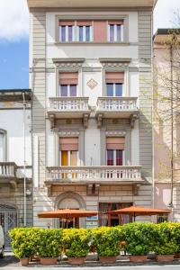 维亚雷焦保利纳酒店的前方设有阳台和桌子的建筑