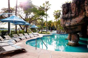 黄金海岸冲浪者天堂万豪假日俱乐部酒店的一个带椅子和遮阳伞的度假村游泳池