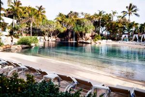 黄金海岸冲浪者天堂万豪假日俱乐部酒店的海滩上带椅子的游泳池