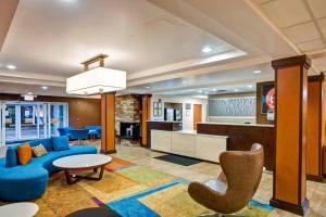 克里斯琴斯堡克里斯琴费尔菲尔德套房酒店的客厅配有蓝色的沙发和桌子
