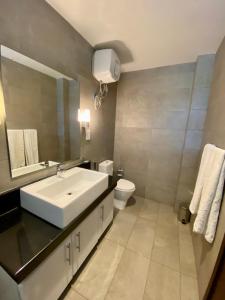 亭可马里Beach Paradise Nilaveli的浴室配有白色水槽和卫生间。
