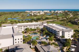 斯图尔特Marriott Hutchinson Island Beach Resort, Golf & Marina的享有度假胜地的空中景致,以海洋为背景
