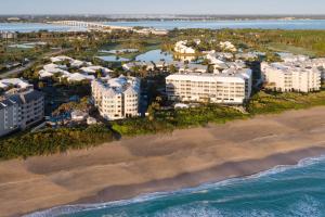 斯图尔特Marriott Hutchinson Island Beach Resort, Golf & Marina的享有海滩和建筑的空中景致