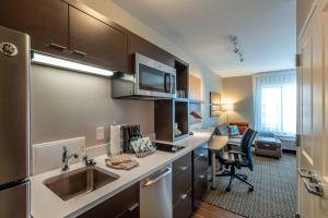 列克星敦TownePlace Suites by Marriott Lexington Keeneland/Airport的一个带水槽的厨房和一张书桌