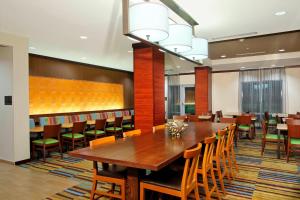 达尼亚滩劳德代尔堡机场/邮轮港口万豪费尔菲得酒店的用餐室配有大型木桌和椅子