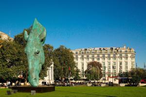 伦敦万豪伦敦公园弄度假酒店的一座有建筑物的公园里的马雕像