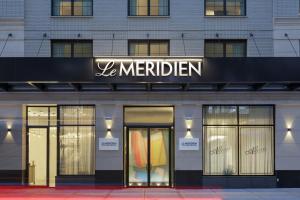 纽约Le Méridien New York, Fifth Avenue的标有子午线标志的商店前
