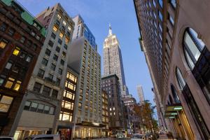 纽约Le Méridien New York, Fifth Avenue的享有城市和高楼的景色