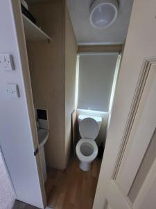 海斯廷斯Haven Dreams Caravan的一间小浴室,内设卫生间