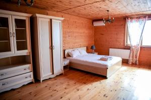 扎托卡Villa SeaZone的一间卧室配有一张床,一个柜子
