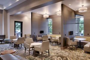 爱达荷福尔斯爱达荷瀑布万豪费尔菲尔德酒店的一间设有桌椅的等候室