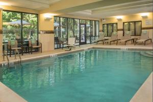 赫尔希赫尔希巧克力大道万怡酒店的一座配有桌椅的酒店游泳池