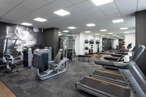 凤凰城Marriott Phoenix Airport的健身房设有数台跑步机和有氧运动器材