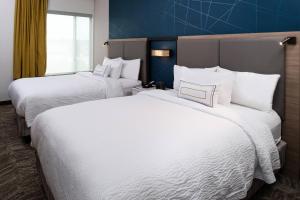 伊丽莎白镇SpringHill Suites by Marriott Elizabethtown的配有白色床单的酒店客房内的两张床