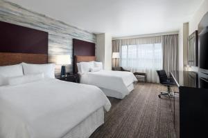 国家海港The Westin Washington National Harbor的酒店客房设有两张床和电视。