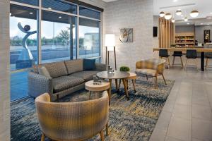 格伦代尔TownePlace Suites by Marriott Phoenix Glendale Sports & Entertainment District的客厅配有沙发和桌椅