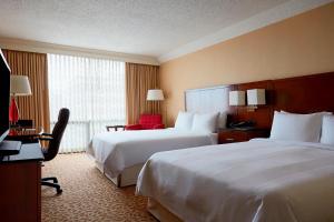 斯坦福德斯坦福万豪水疗酒店的酒店客房配有两张床和一张书桌