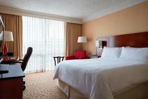 斯坦福德斯坦福万豪水疗酒店的酒店客房设有一张床和一个大窗户