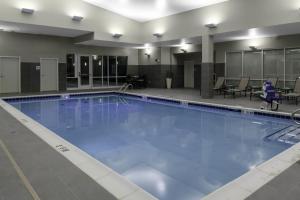 圣路易斯Residence Inn by Marriott St. Louis West County的蓝色海水大型游泳池