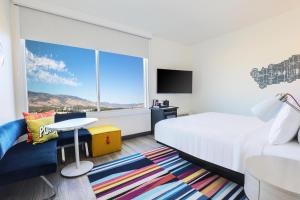 里诺Aloft by Marriott Reno Tahoe International Airport的酒店客房设有一张床和一个大窗户