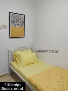 居林Deena's Cottage Kulim Hitech Hospital Kulim, Three-bedrooms Single Storey Terrace House的一张带黄色枕头的床和墙上的照片