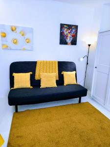 莫尔科泰Ca' Sistina Yellow的客厅里配有带黄色枕头的蓝色沙发
