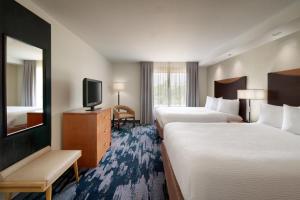 塔拉哈西塔拉哈西中心费尔菲尔德万豪套房酒店的酒店客房设有两张床和一台平面电视。
