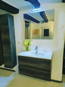 莫尔科泰Ca' Sistina Yellow的一间带水槽和镜子的浴室