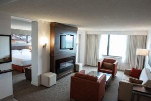萨格奈沙格奈河三角洲 - 会议中心酒店的酒店客房设有床、电视和客厅。