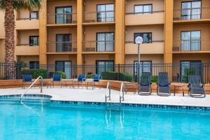 圣安东尼奥万怡酒店圣安东尼奥机场的酒店游泳池设有椅子,酒店