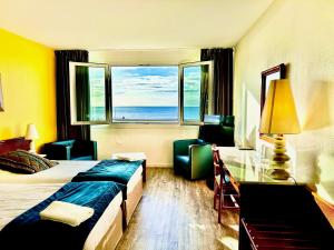 迪耶普欧洲酒店的配有一张床、一张书桌和一扇窗户的酒店客房