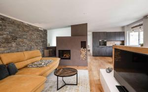 里约·迪·普斯特里亚Dolomites Alpin Penthouse, 90qm, WLAN, privat Sauna - privat Whirlpool的带沙发和壁炉的客厅
