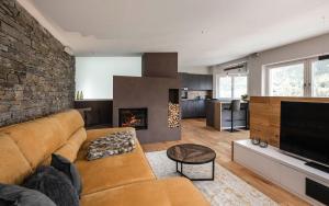 里约·迪·普斯特里亚Dolomites Alpin Penthouse, 90qm, WLAN, privat Sauna - privat Whirlpool的带沙发和壁炉的客厅