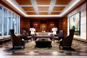 蒙特利尔蒙特利尔威斯汀酒店的客厅配有沙发和椅子