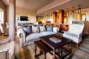 蒙特利尔蒙特利尔威斯汀酒店的客厅配有沙发和桌子
