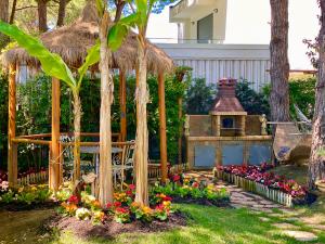 都拉斯Beach Garden Paradise的一个带凉亭和鲜花的花园
