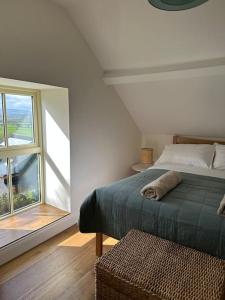 克朗梅尔Murphy's Mountain Cottage的一间卧室设有一张床和一个大窗户