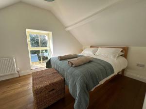 克朗梅尔Murphy's Mountain Cottage的一间卧室设有一张床和一个窗口
