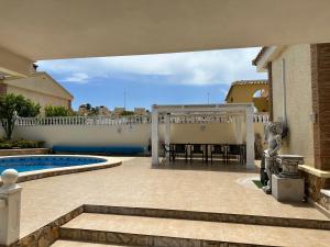 马力诺港Villas Yanina Luxe Gran Alacant的一个带凉亭和游泳池的庭院